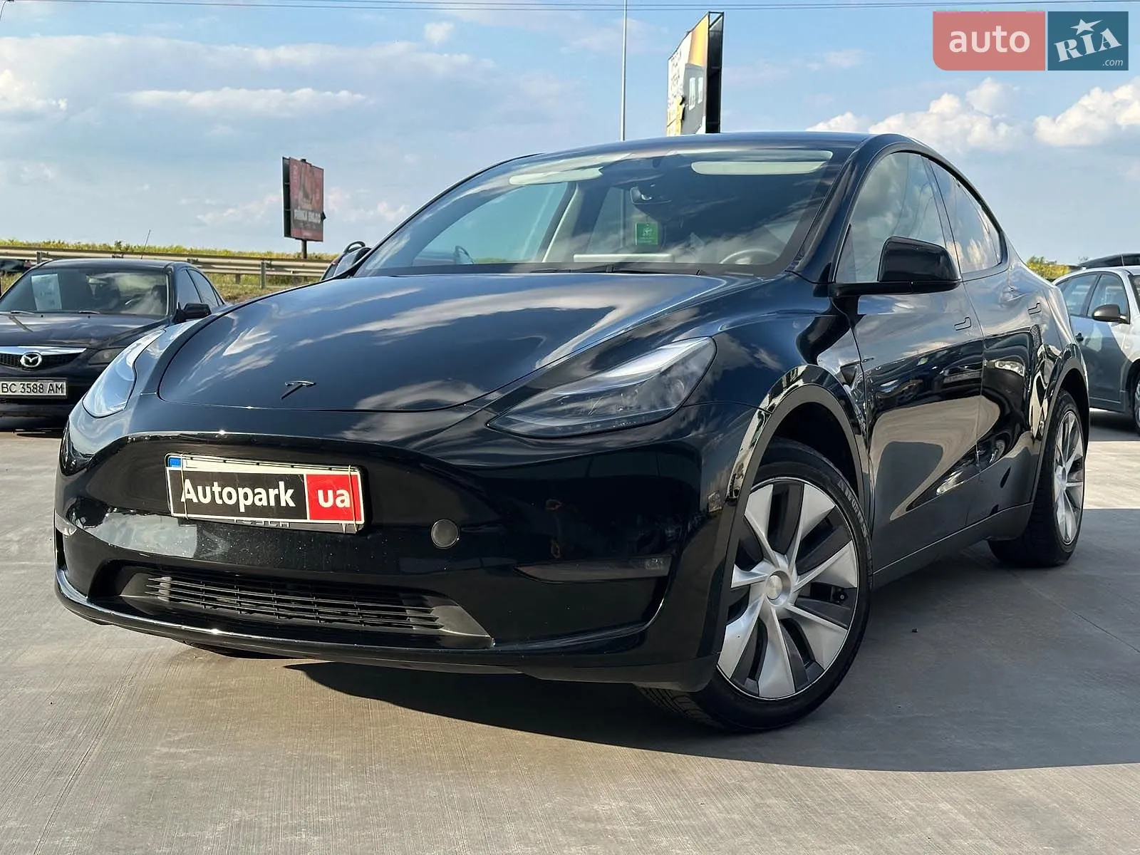 2024 Tesla Model Y - фото 1