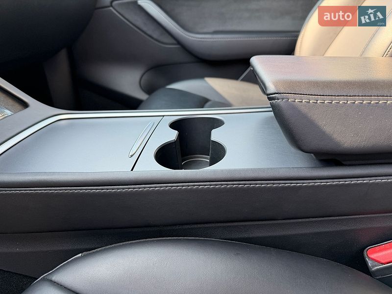 Позашляховик / Кросовер Tesla Model Y 2021 в Києві фото 17 Позашляховик / Кросовер Tesla Model Y 2021 в Києві
