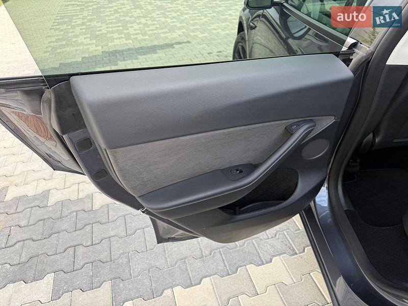 Внедорожник / Кроссовер Tesla Model Y 2023 в Львове