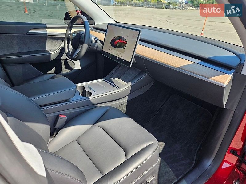 Позашляховик / Кросовер Tesla Model Y 2024 в Дніпрі