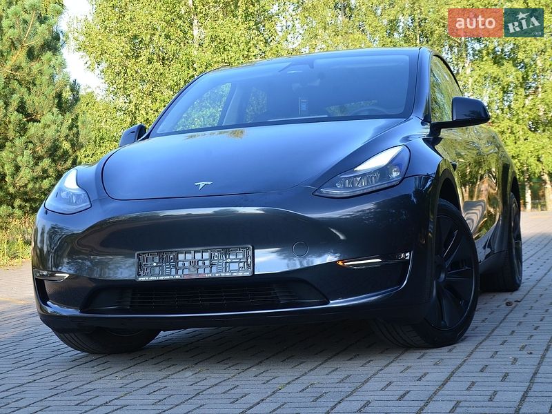 Tesla Model Y 2025