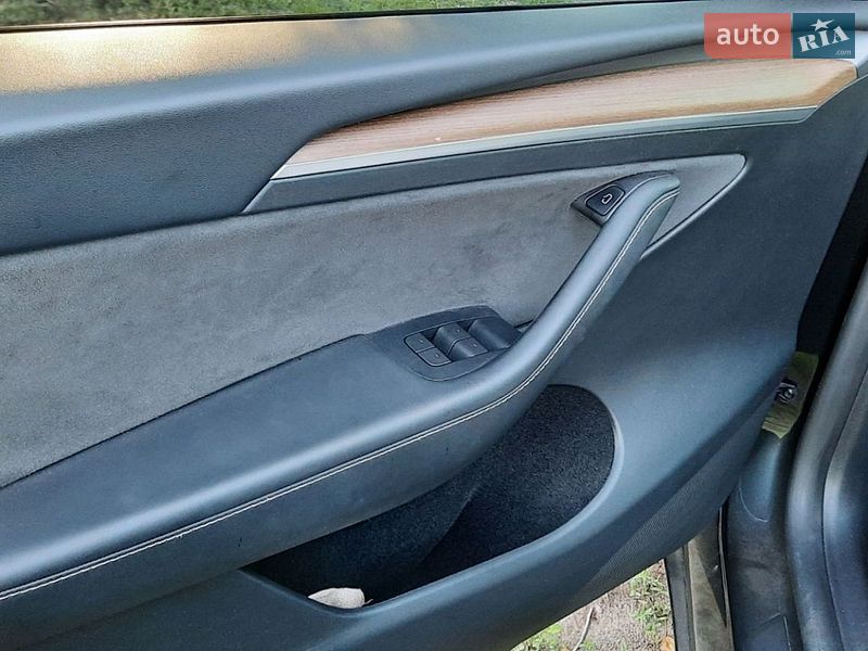 Внедорожник / Кроссовер Tesla Model Y 2024 в Кременчуге