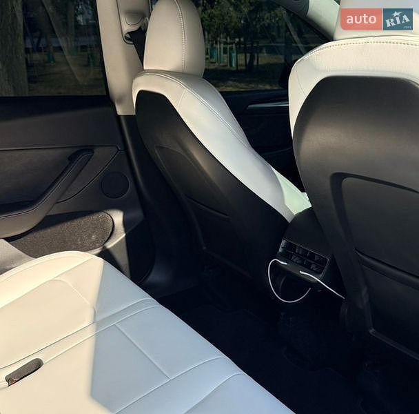 Внедорожник / Кроссовер Tesla Model Y 2024 в Киеве