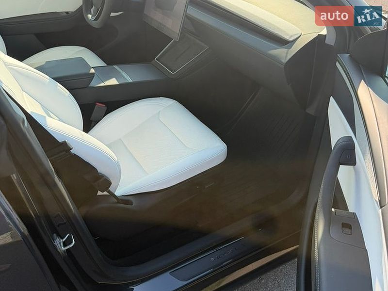 Внедорожник / Кроссовер Tesla Model Y 2025 в Киеве