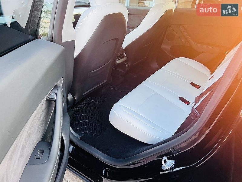 Внедорожник / Кроссовер Tesla Model Y 2024 в Киеве
