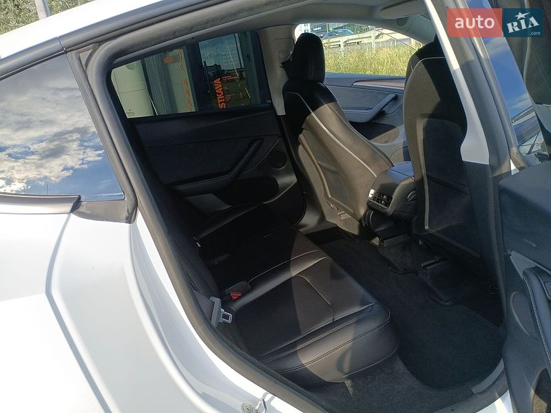 Внедорожник / Кроссовер Tesla Model Y 2024 в Киеве