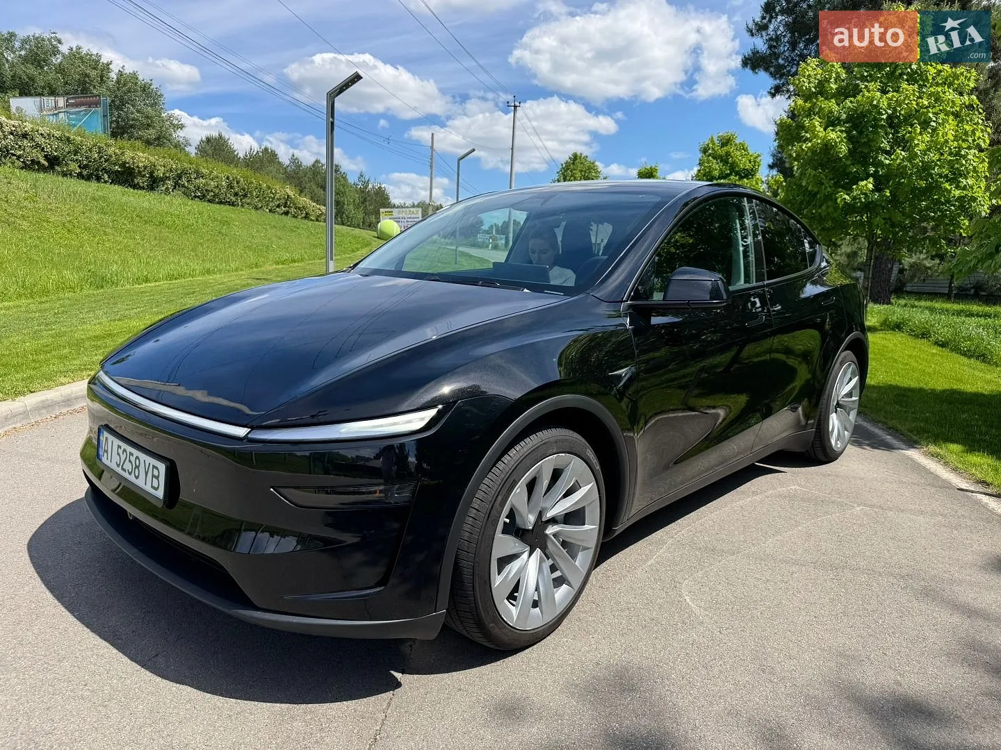 2025 Tesla Model Y - мініатюра 3