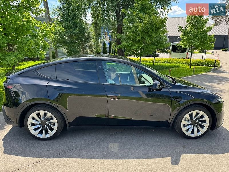 Позашляховик / Кросовер Tesla Model Y 2025 в Києві