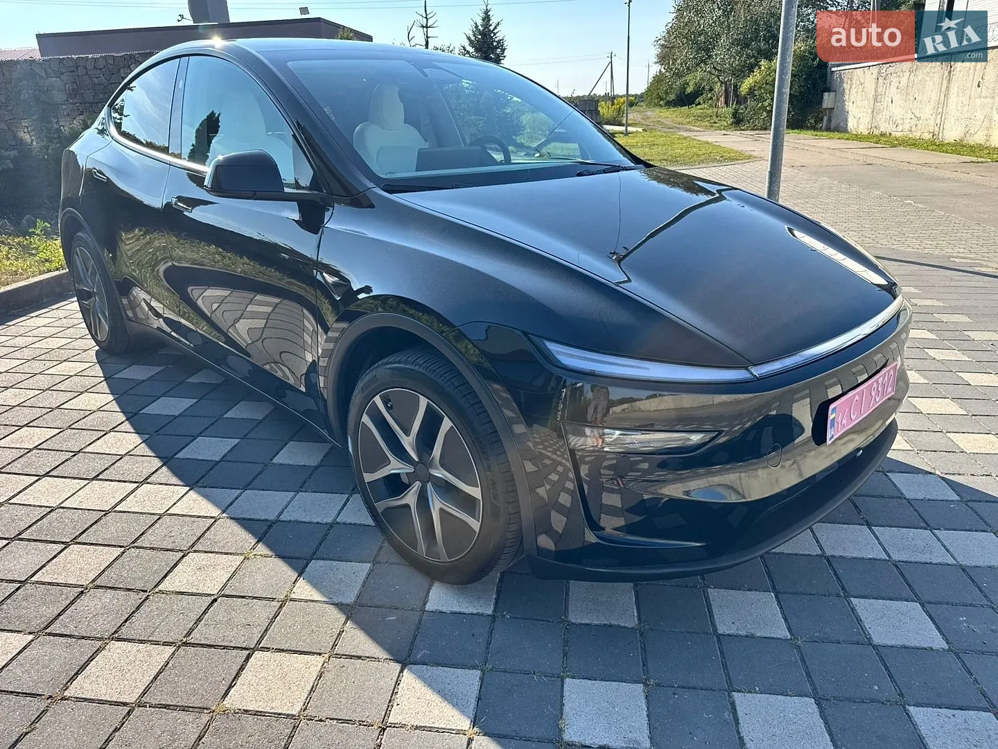 2026 Tesla Model Y - мініатюра 8