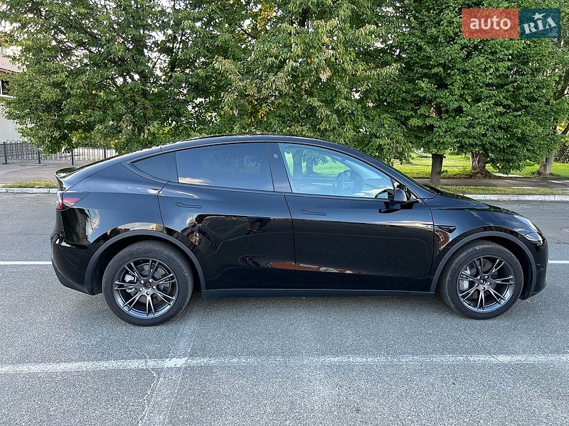 Tesla Model Y 2024