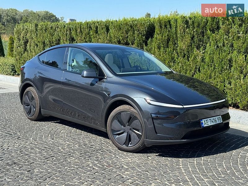 Tesla Model Y 2025
