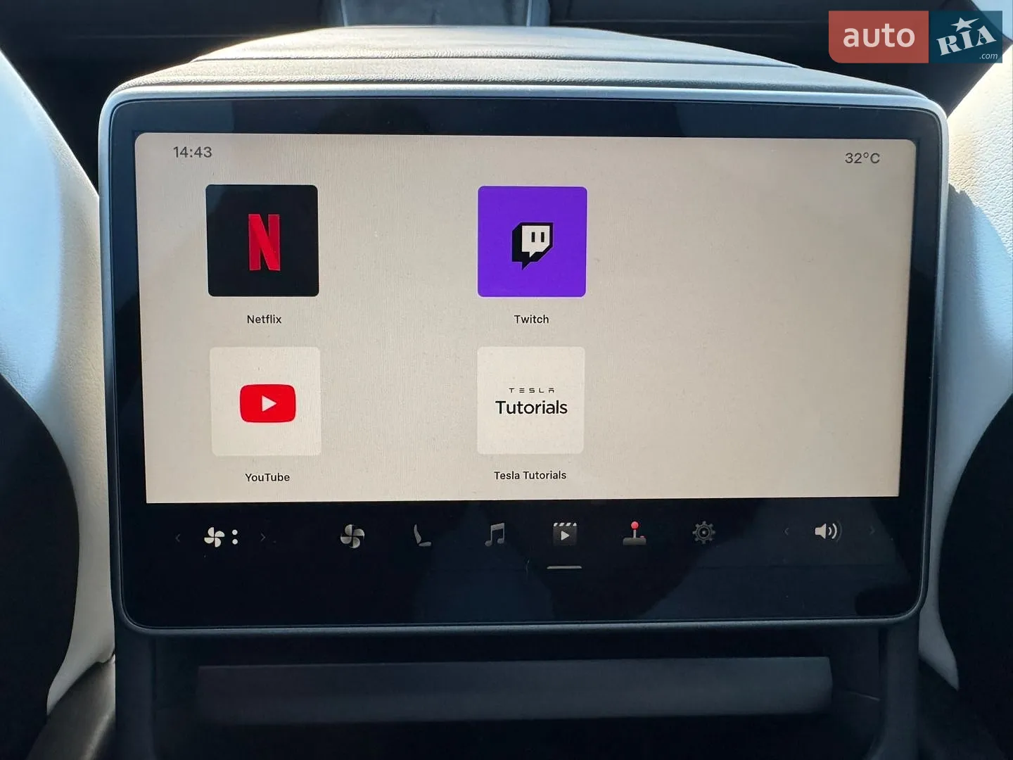 2025 Tesla Model Y - мініатюра 44
