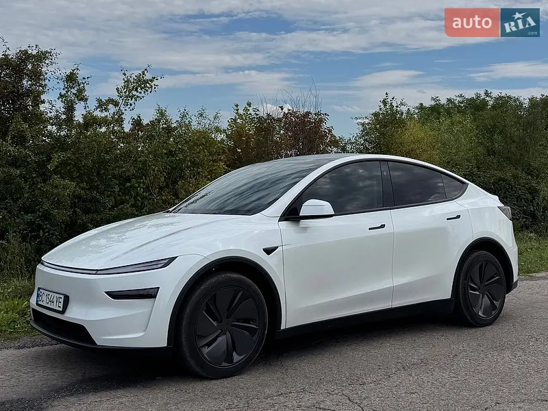 Tesla Model Y 2025