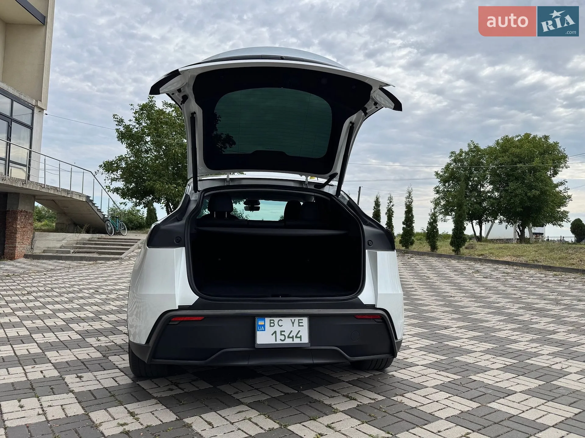 2025 Tesla Model Y - мініатюра 5