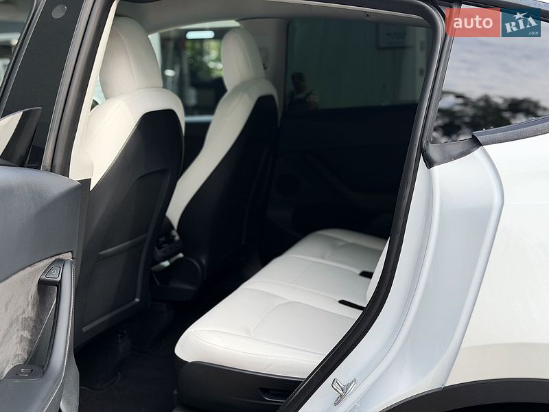 Внедорожник / Кроссовер Tesla Model Y 2023 в Киеве