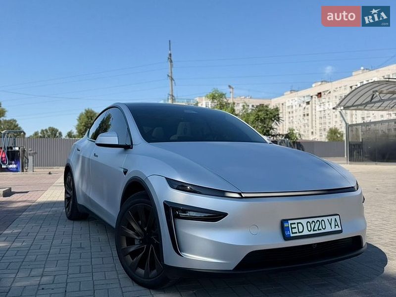 Tesla Model Y 2025