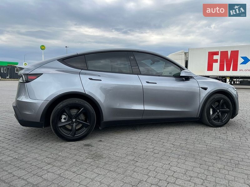 Позашляховик / Кросовер Tesla Model Y 2025 в Радивиліві