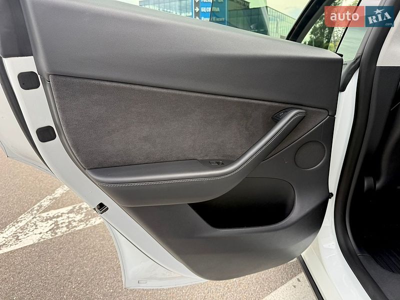 Внедорожник / Кроссовер Tesla Model Y 2021 в Киеве
