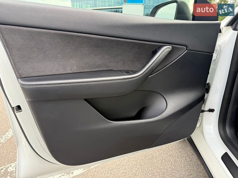 Внедорожник / Кроссовер Tesla Model Y 2021 в Киеве