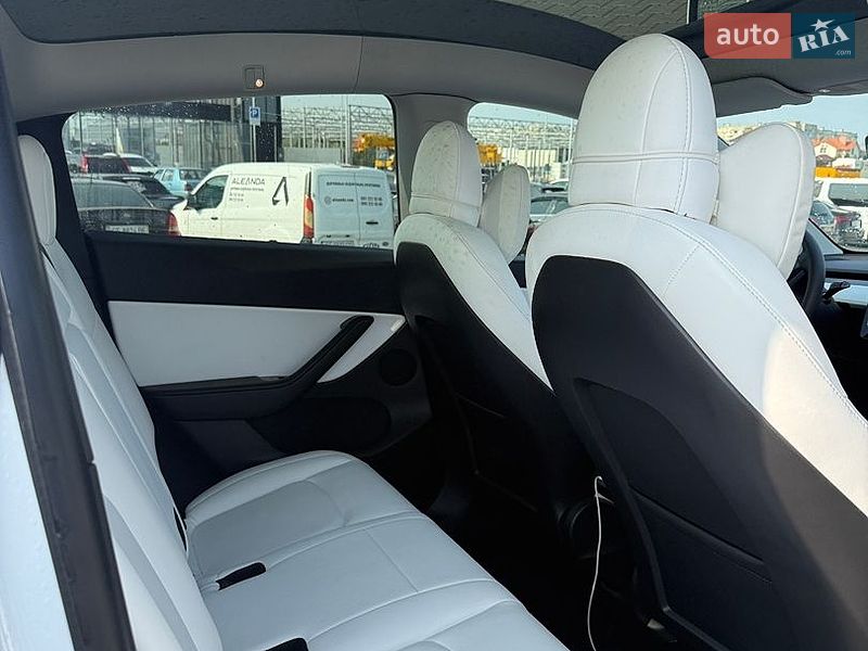 Позашляховик / Кросовер Tesla Model Y 2021 в Чернівцях