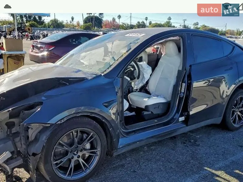 Tesla Model Y 2025