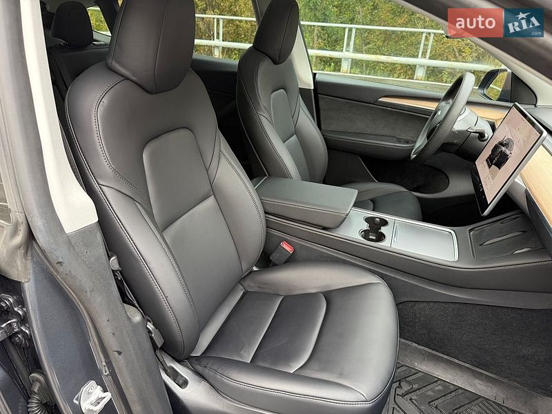 Седан Tesla Model Y 2023 в Києві