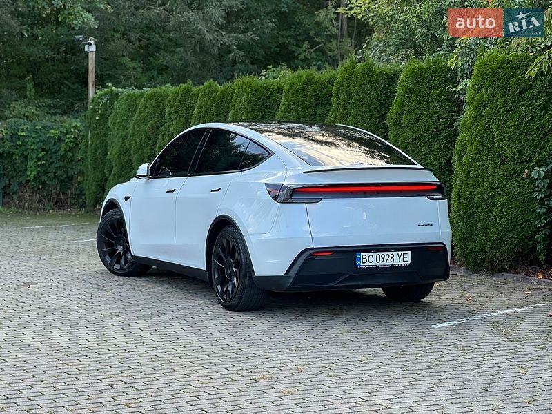 Tesla Model Y 2025