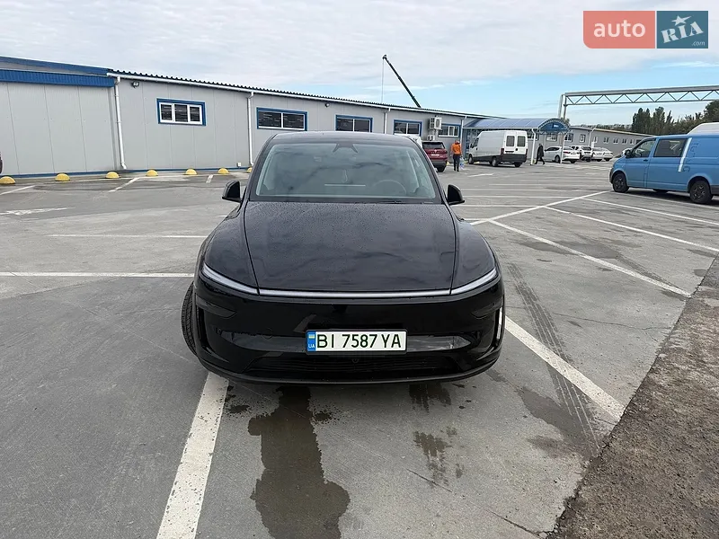 Tesla Model Y 2025