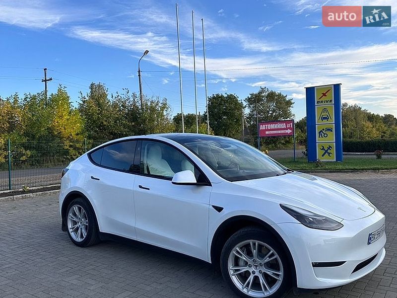 Tesla Model Y 2024