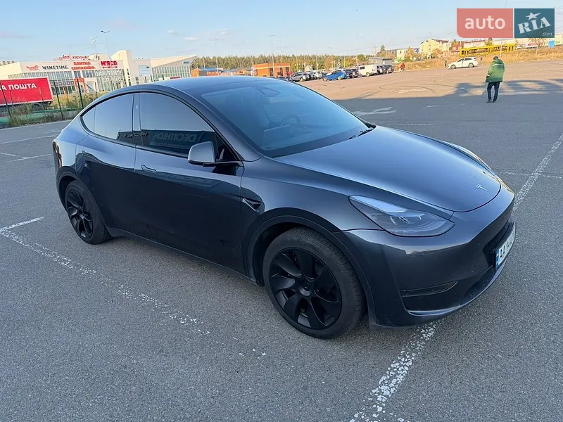 Tesla Model Y 2025