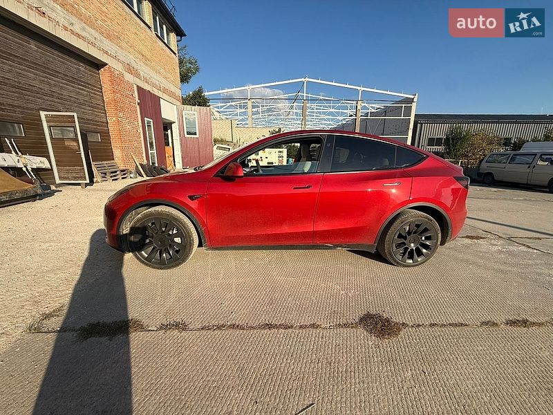 Tesla Model Y, фото з оголошення