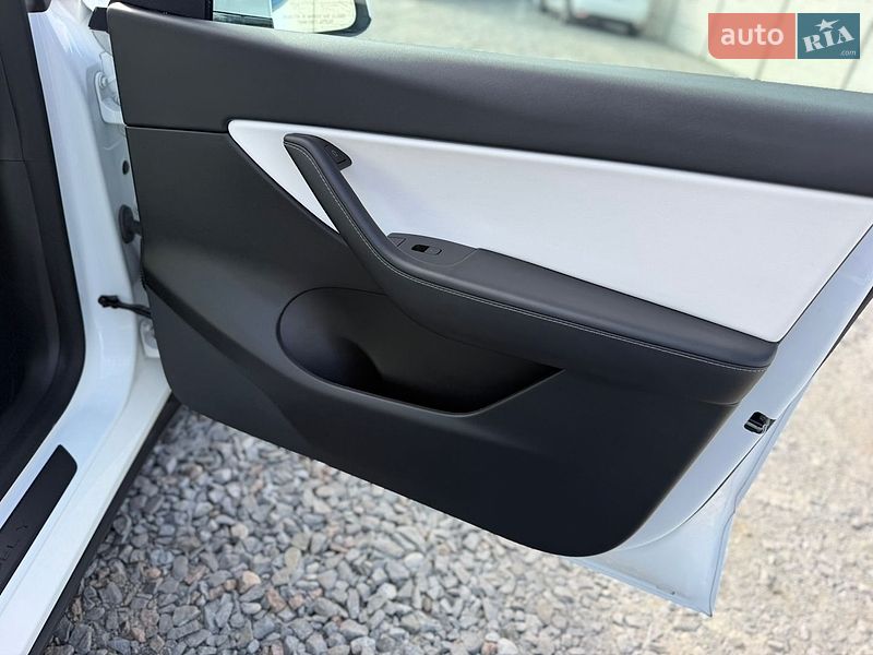 Позашляховик / Кросовер Tesla Model Y 2021 в Рівному