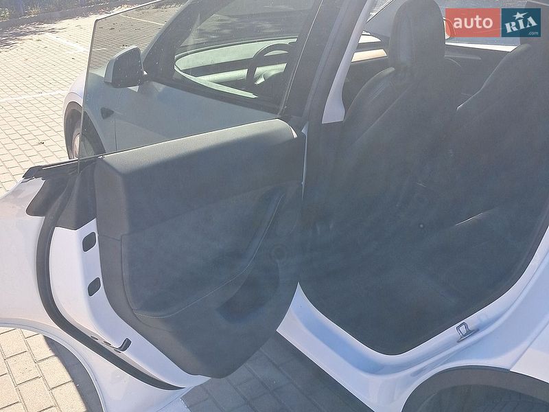 Позашляховик / Кросовер Tesla Model Y 2023 в Тернополі фото 13 Позашляховик / Кросовер Tesla Model Y 2023 в Тернополі