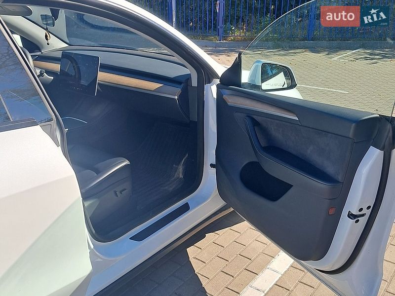 Позашляховик / Кросовер Tesla Model Y 2023 в Тернополі фото 19 Позашляховик / Кросовер Tesla Model Y 2023 в Тернополі