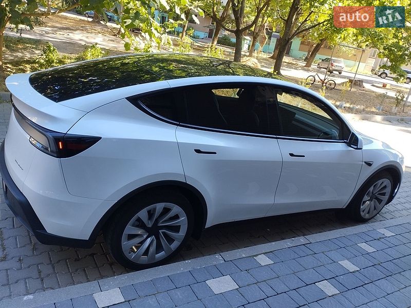 Позашляховик / Кросовер Tesla Model Y 2026 в Ужгороді