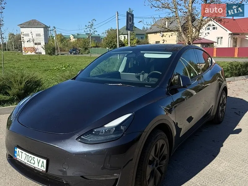 Tesla Model Y 2025
