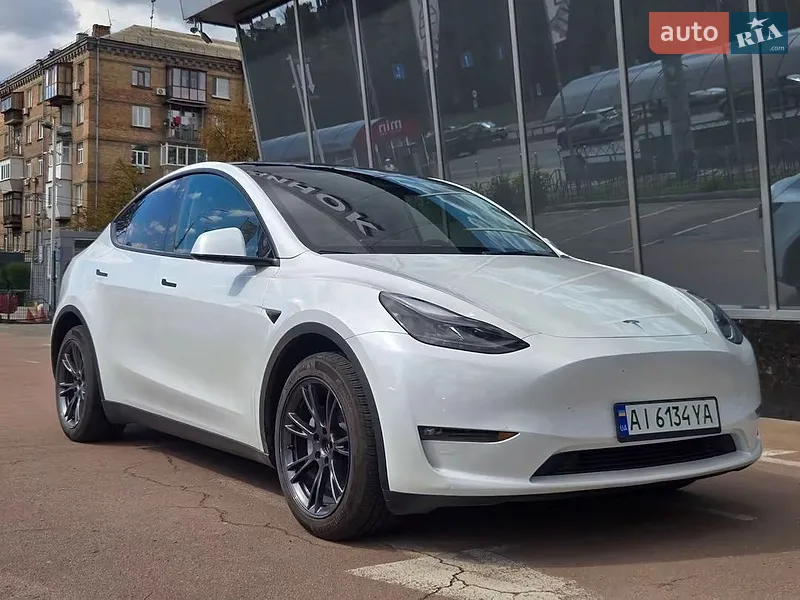 Tesla Model Y 2025