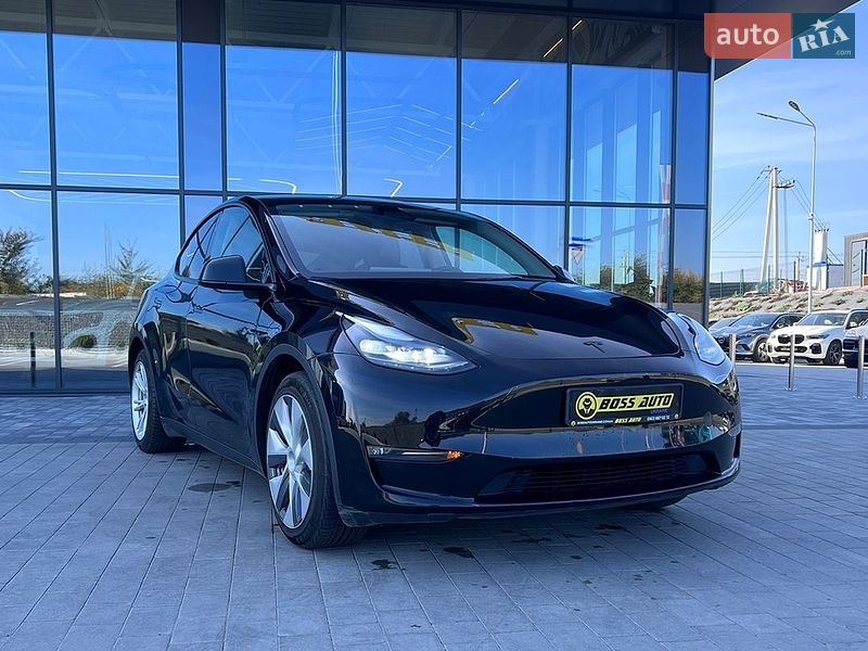 Tesla Model Y 2024