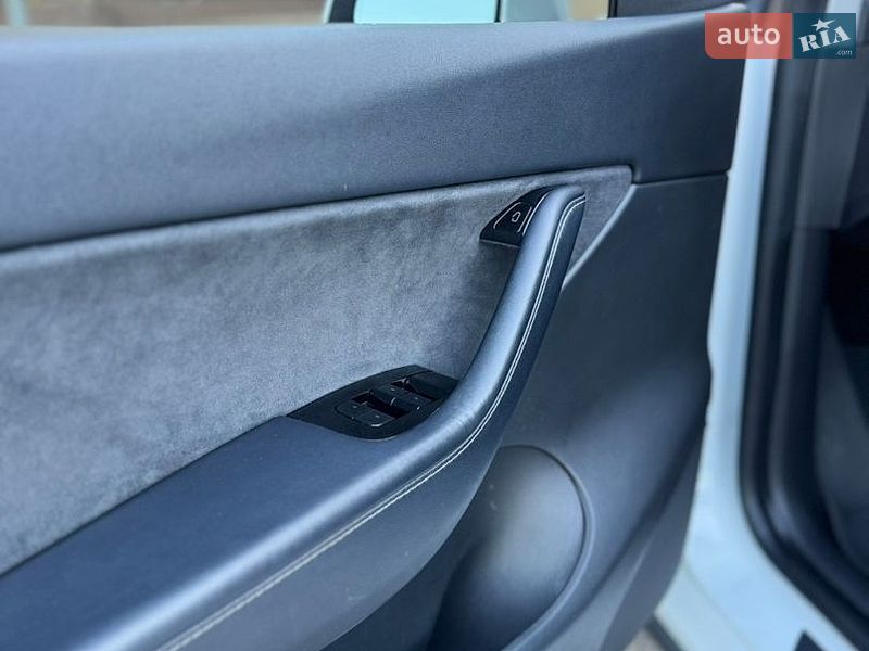 Внедорожник / Кроссовер Tesla Model Y 2021 в Киеве