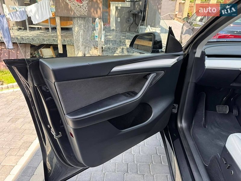 Позашляховик / Кросовер Tesla Model Y 2024 в Чернівцях