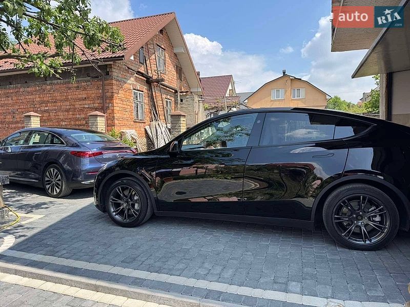 Позашляховик / Кросовер Tesla Model Y 2024 в Чернівцях