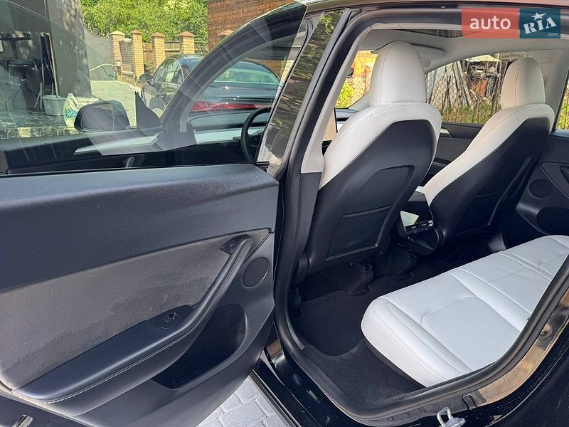 Позашляховик / Кросовер Tesla Model Y 2024 в Чернівцях