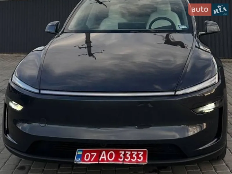 Tesla Model Y 2025