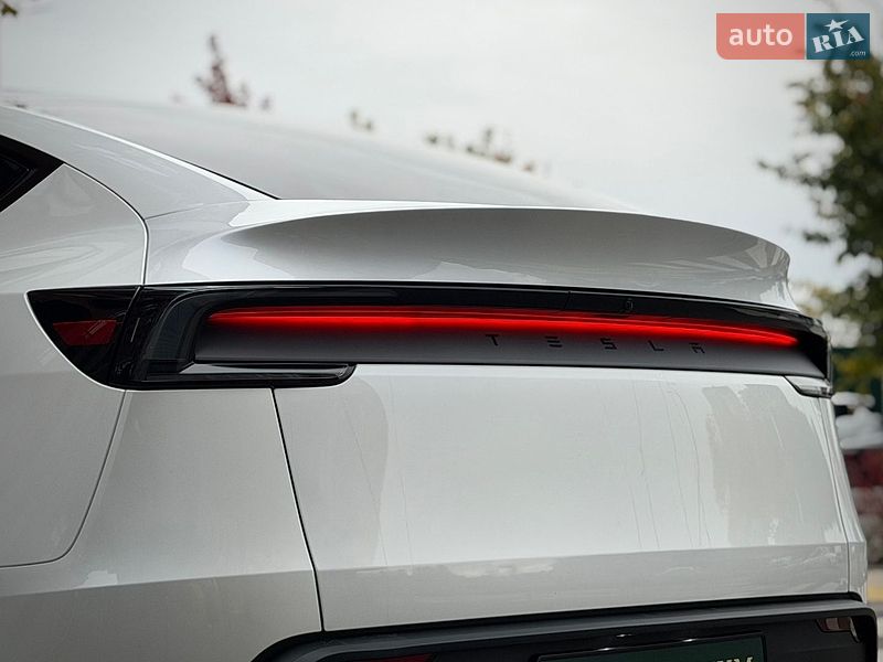 Внедорожник / Кроссовер Tesla Model Y 2025 в Киеве