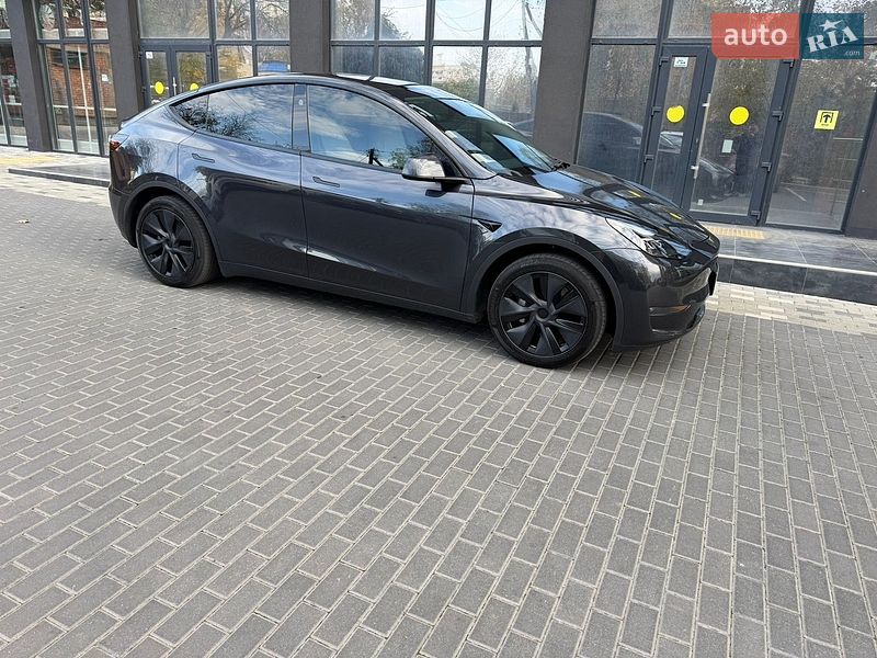 Tesla Model Y 2024