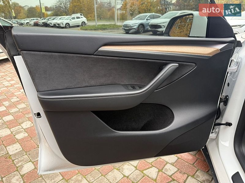 Внедорожник / Кроссовер Tesla Model Y 2023 в Львове