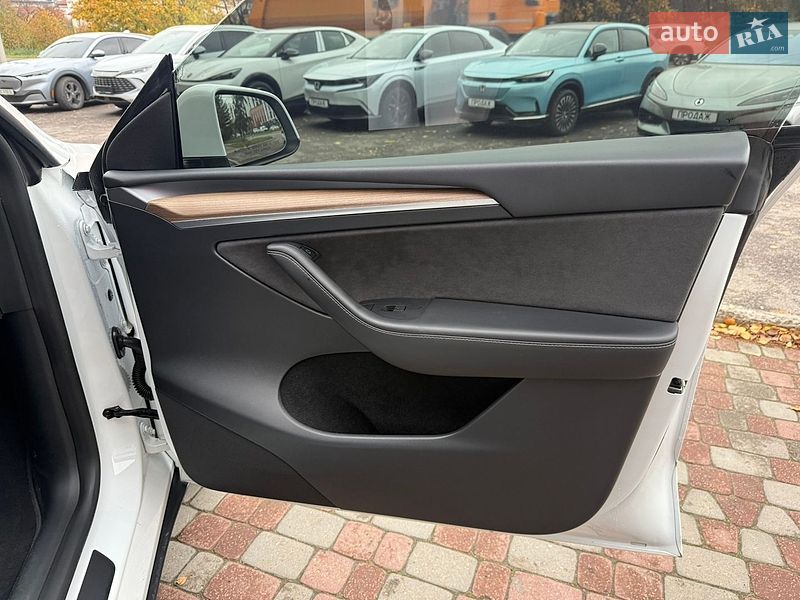 Позашляховик / Кросовер Tesla Model Y 2023 в Львові