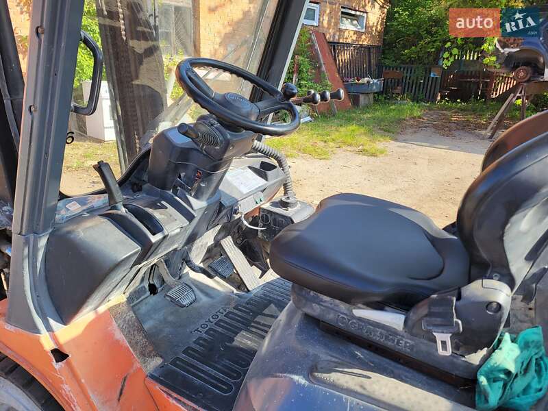 Вилочный погрузчик Toyota 02-2FG25 2005 в Виннице