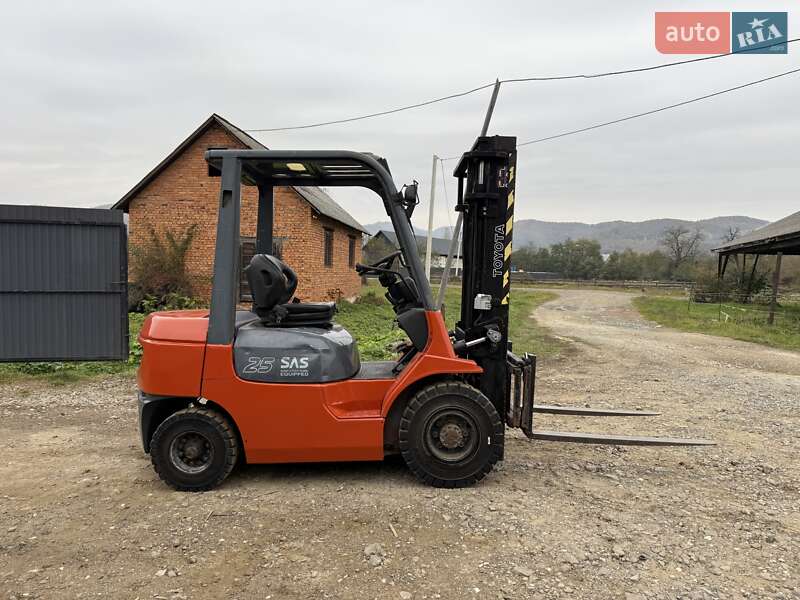Вилочний навантажувач Toyota 02-7FDF25 2004 в Тячеві