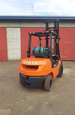 Вилочный погрузчик Toyota 02-7FGF30 2002 в 